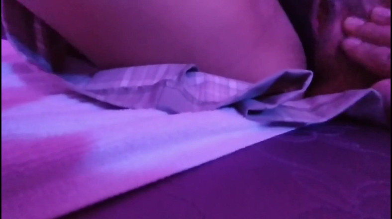 Jasonlover758: 尼泊尔男人玩她的女朋友的胸部