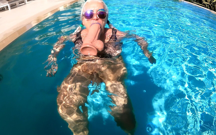 Hotvaleria: Plaisir de la piscine en nylons