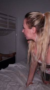 Une blonde infidèle se fait baiser par ses demi-frères pendant que son copain attend plus bas
