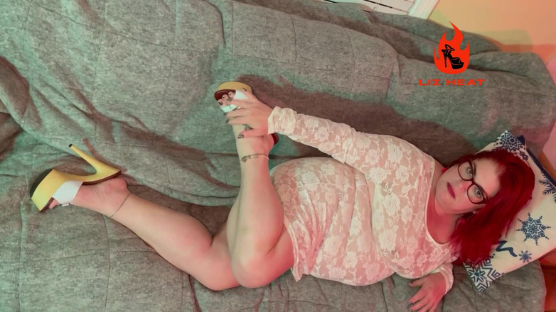 Liz Heat: Hotwife matang dalam kasut tumit clog dan pakaian dalam melancap