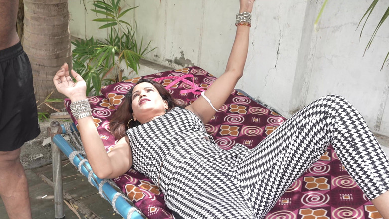Kamasutra61: インドのトレーラーが吹き飛ばすために家にやって来て彼女を犯す