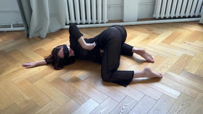 Skinny_lady69: Сексуальная растяжка в прозрачной одежде