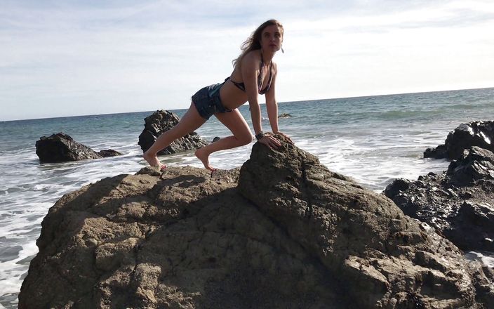 Erin Electra: Model pijpt op het strand