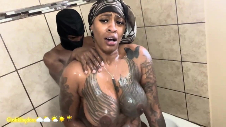 Onlyfanscushkingdom1: Sexy dickes kubanisches küken zeigt ihre tätowierungen, Dann wird in...