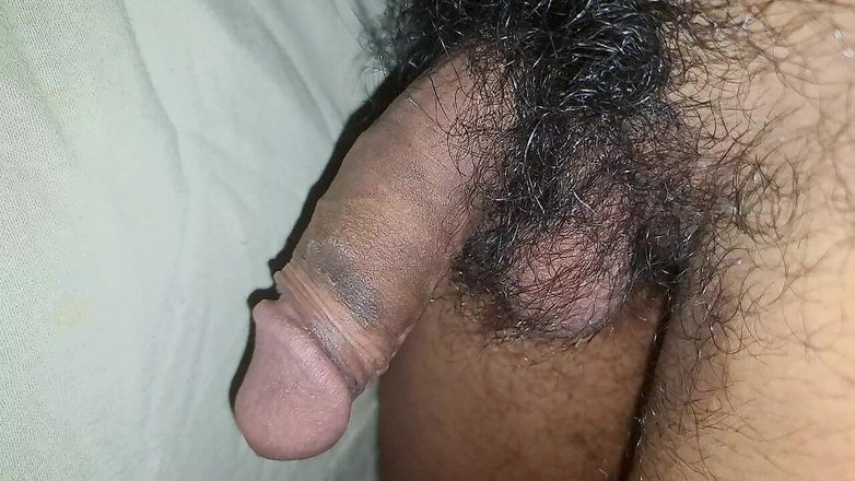 Desi_Porn_India: 年轻的印度男孩正在展示他的大鸡巴 第1部分。