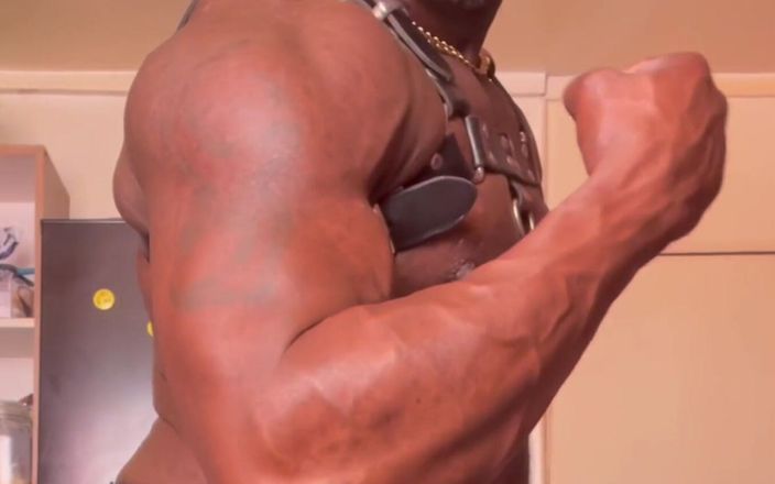 Black mature kinky muscle: Spectacol sexy cu flex din piele și ejaculare