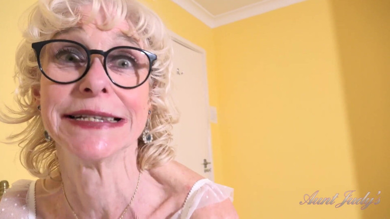 Aunt Judy's: Auntjudys - bà chủ già gầy gò jacy tìm thấy chiếc...