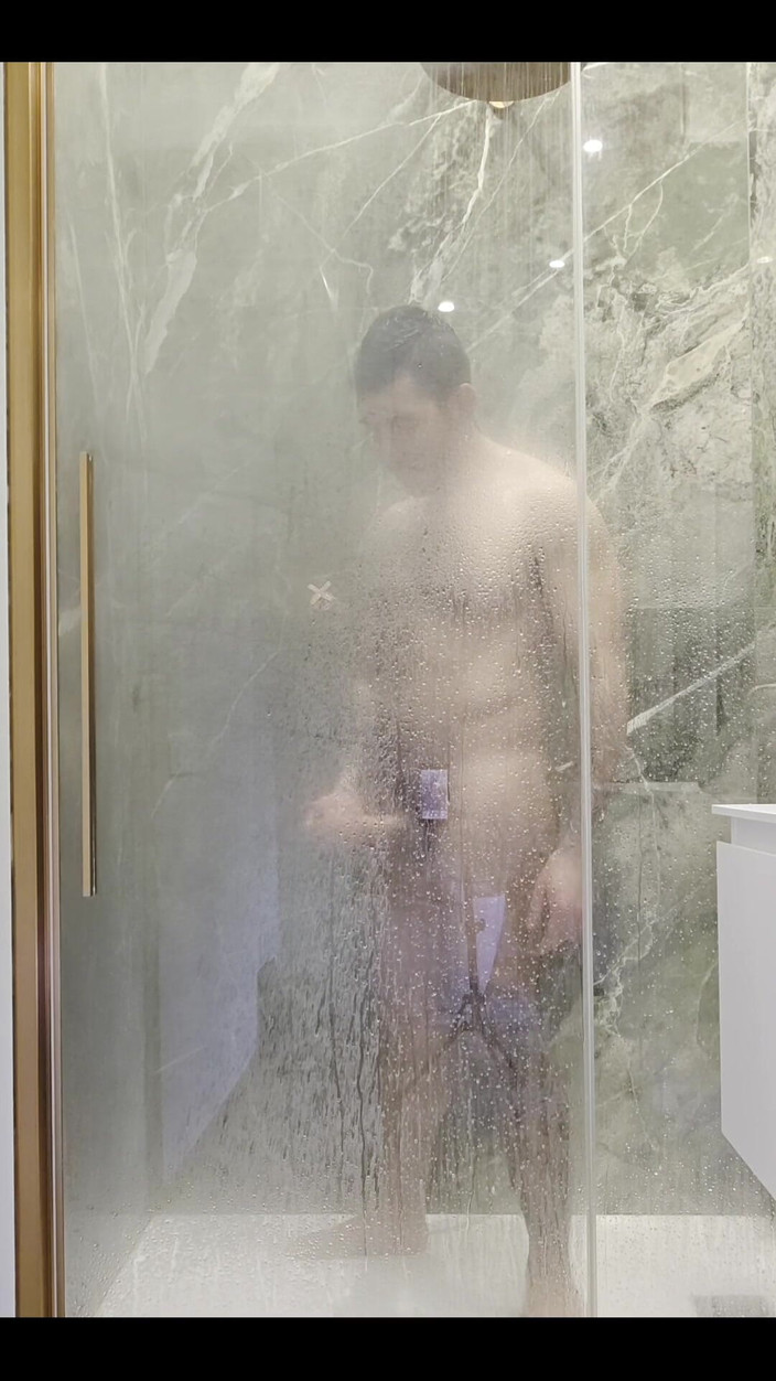 Max Xedephiro: Wer will mit mir unter die dusche?