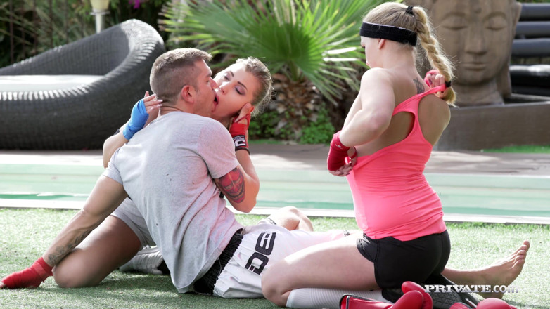 Private.com: İki fitness ucubesi eğitmenleriyle anal üçlü seks yapıyor