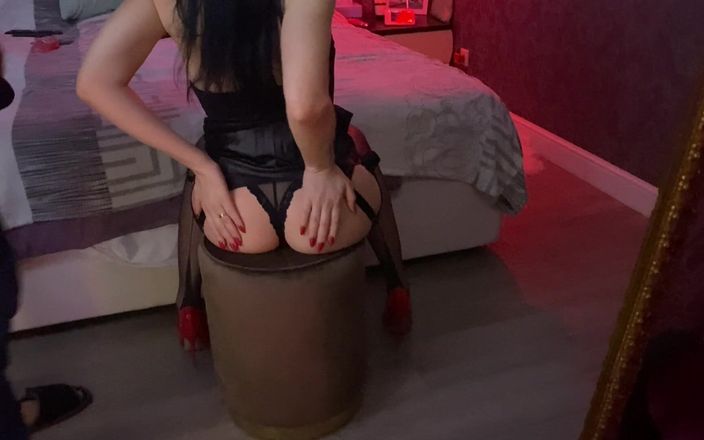 Slowly Tease: 助理穿着尼龙丝袜和高跟鞋在镜子前吮吸后入式