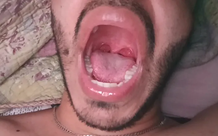 Tommhot: Masturbating Under the Covers After Christmas Eve
