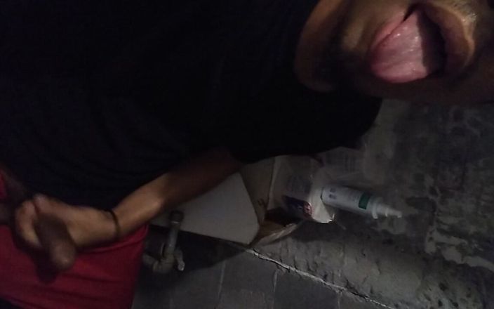 AlexAlejandro13: Era necessario una cannuccia in bagno. In realtà ti piace...