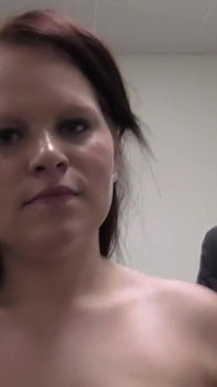 22letá Dara tvrdí, že pracuje v maloobchodě