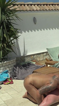 Caldo trio con ragazza bionda tatuata !!