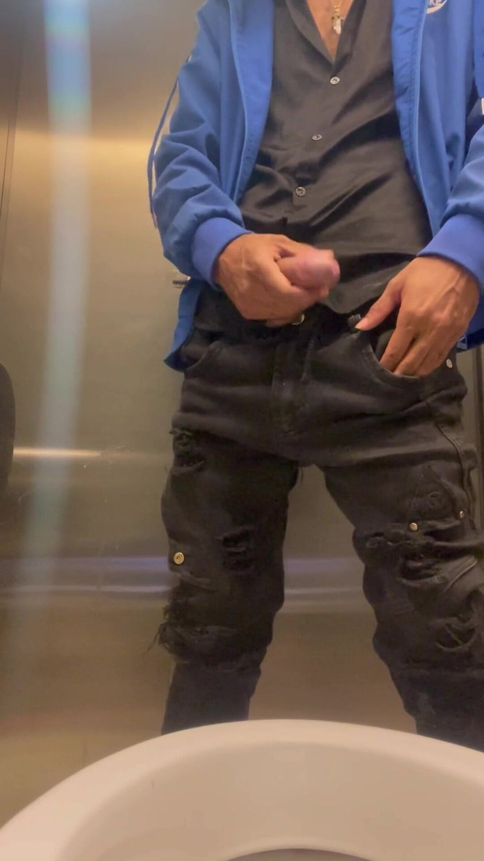 vergar4_daviid: Gode della masturbazione in un bagno pubblico