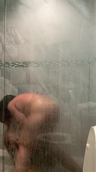 Cewek semok kulit putih lagi asik mandi
