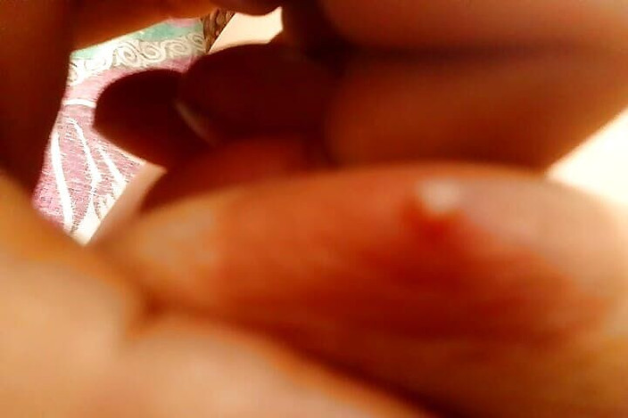 Gangbang straight: Lachende nippelmassage