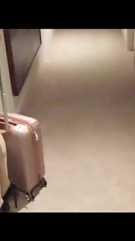 MILF en pantimedias y tacones camina por los pasillos de un hotel