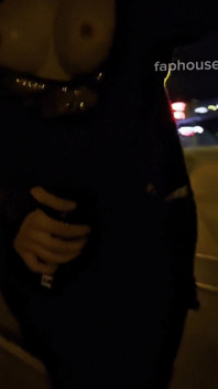 도시 산책하는 벌거벗은 펨보이