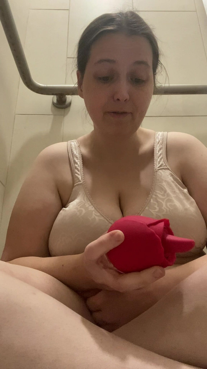 MissChrystalline: Více hraček vede k orgasmu