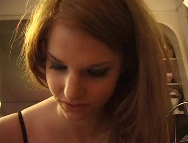 Flash Model Amateurs: La ragazza con un culo rotondo fa un pompino