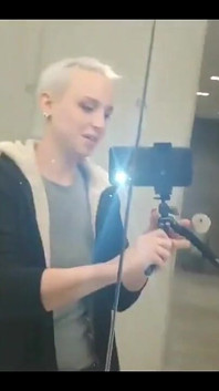 Cette bombasse italienne sexy se fait baiser dans la salle de bain pour hommes, partie 2