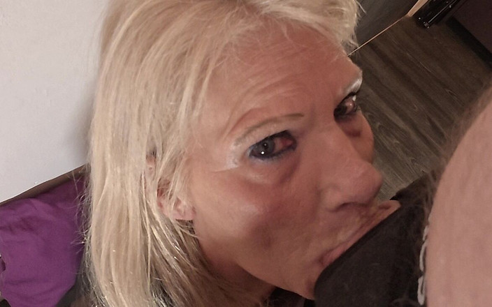 Milf-T: Une mamie sexy jouit avec du sperme sur le visage...