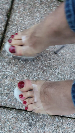 Mutsakin: Tacones de primer plano al aire libre