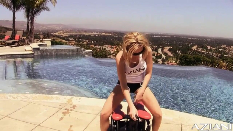 Aziani: Prsatá dokonalá blondýnka jezdí na sybian venku