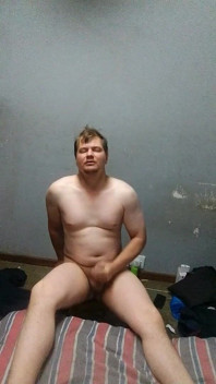 Un Beau Mec Sexy Se Branle Et Joue Avec Une Bite Et Un Cul Sur Une Chaise Jusqu’à Ce Qu’il Jouisse