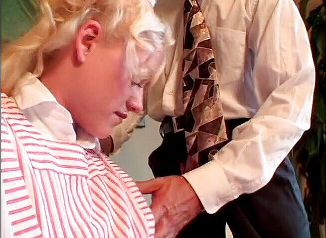 Freaks on Cocks: Prsatá blonďatá služka má provrtanou kundičku tvrdým ptákem