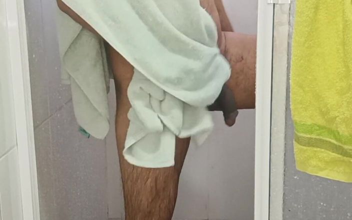Tommhot: Tomemos una ducha y luego chupa mi polla gorda