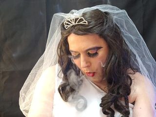 Smoking fetish lovers: Mariée qui fume