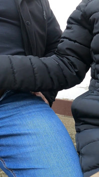 La ragazza di mia moglie voleva vederla fare una sega su una terrazza
