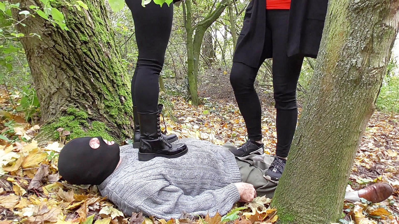 Femdom Austria: Trampling-session im wald, für den armen mann