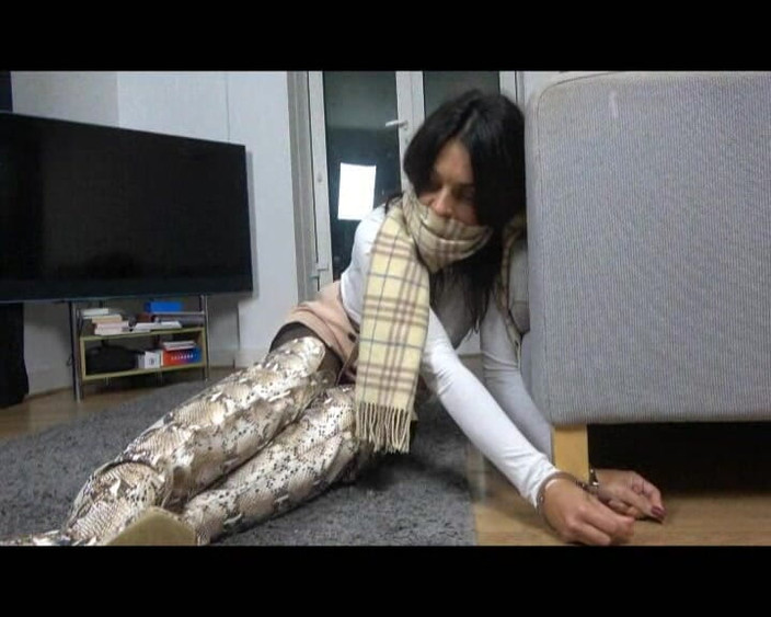 Latina Fetish: Latynoska w kajdankach escape challenge z Otm Gag!