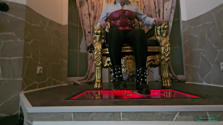 Strict Senz: Monika Schmidt Burger Écrase Une Géante En Crachats, Adoration Des Bottes