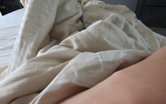 Wow Marie: Me despierto temprano desnudo - mi masturbación caliente en primer plano