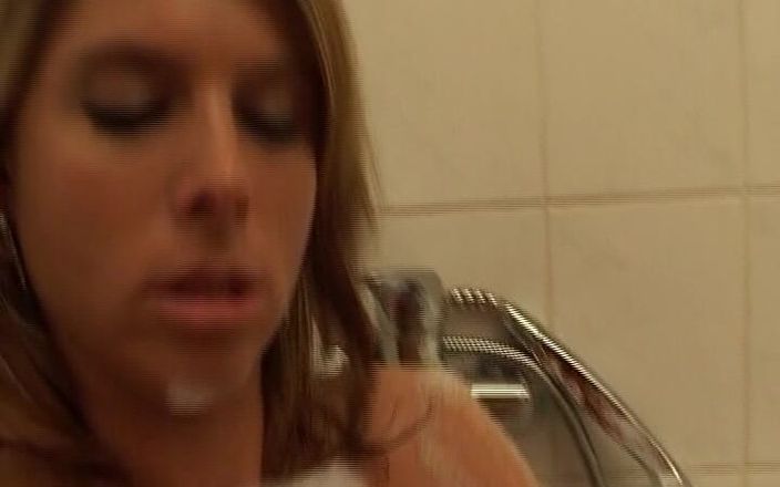 German amateur couples: Storbröstad tysk slampa njuter av solo action i duschen