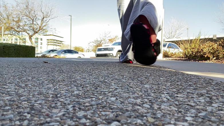 Tan feets: 公共拖鞋外的棕褐色诱惑与天然指甲