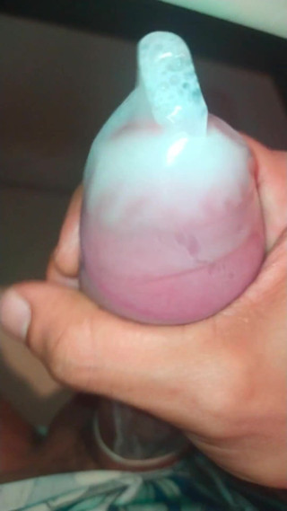Naughty Cock: Dağınık olmadan mastürbasyon, her şey prezervatifin içinde tutuluyor.