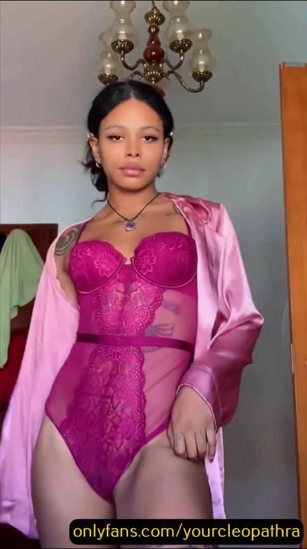 cleopathra: Beroemd van de inhoud maker tiktok naakt