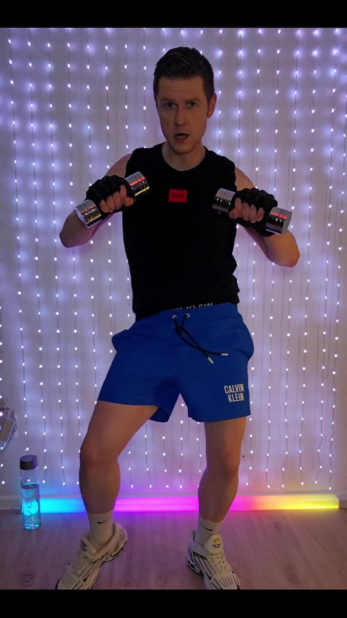 Roman Heart: Fitness cvičení v modrých šortkách