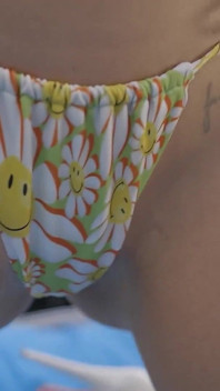 Krásná a sexy blondýnka miluje venkovní masturbaci