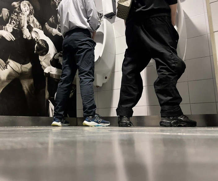 AmateurBoysPissing: Um Dia Nos Banheiros Públicos Do Shopping