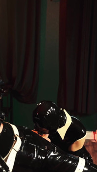 Раб у найкращій масці гуми