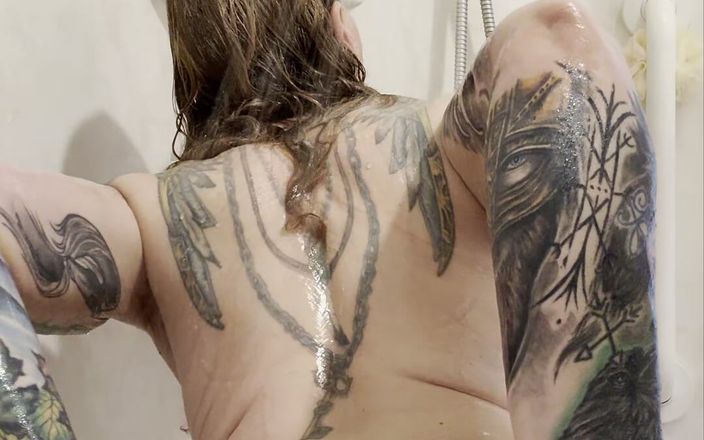 Molly McSquirts: Main sendirian - watch me shower