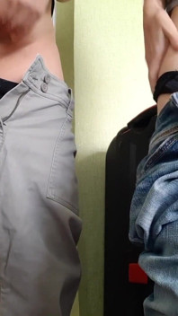 Io e la mia matrigna matura mi masturbo in jeans