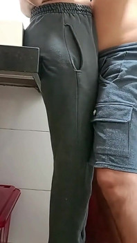 Pembantu kepergok di kamar mandi.