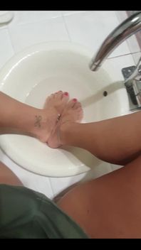 Baking Soda and Sugar Scrub for Soft Feet